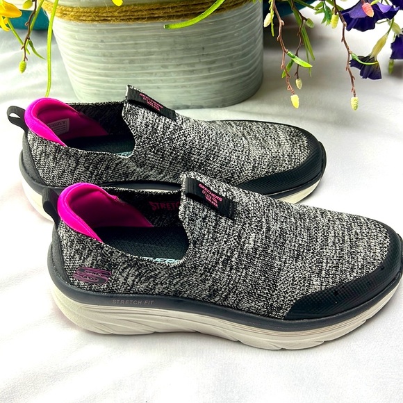 Skechers relaxed fit ,air cooled memory foam size 9.5 - Picture 5 of 12